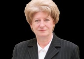 Hanna Suchocka w latach 2001–2013 była ambasadorem Rzeczypospolitej Polskiej przy Stolicy Apostolskiej, w latach 1992–1993 premierem Polski, w rządzie Jerzego Buzka pełniła funkcję ministra sprawiedliwości, była posłem na Sejm. Jest profesorem prawa.