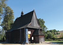 Kościół jest jednym z ciekawszych przykładów gotyckiej architektury drewnianej  na tych ziemiach