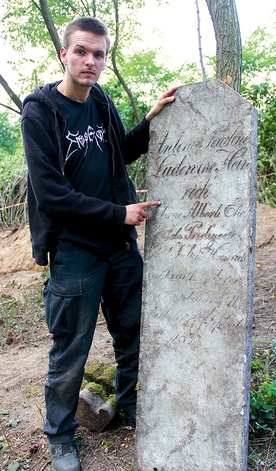  – Podczas prac na cmentarzu ewangelickim w Brójcach wykopaliśmy również najstarszą płytę nagrobną z 1839 roku – mówi Maksymilian Frąckowiak
