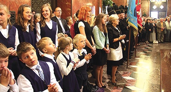 Podczas uroczystości uczniowie klas pierwszych szkół katolickich z Piekar Śl. złożyli ślubowanie