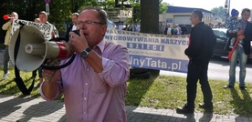 Głośny i wyraźny protest ojców przed płońskim sądem