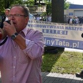 Głośny i wyraźny protest ojców przed płońskim sądem