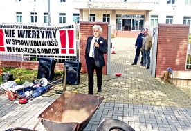 Demonstracja przed płońskim sądem: transparenty i głośno wyrażane niezadowolenie ojców, którzy domagają się m.in. wprowadzenia obowiązkowej opieki naprzemiennej w przypadku rozstania rodziców 