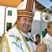 Abp Piotr Herkulan Malczuk urodził się w polskiej rodzinie w Mołdawii. Złożył śluby zakonne w Zakonie Braci Mniejszych. Od 2011 roku jest biskupem kijowsko-żytomierskim obrządku łacińskiego