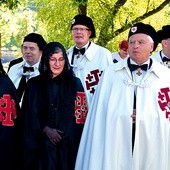 Damy i kawalerowie w charakterystycznych płaszczach na uroczystości jubileuszowej w Rypinie