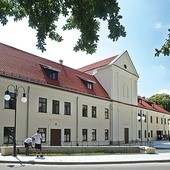 Skwer przy Peowiaków przestał w końcu szpecić centrum miasta