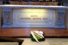 Przy grobie bł. Jana Pawła II