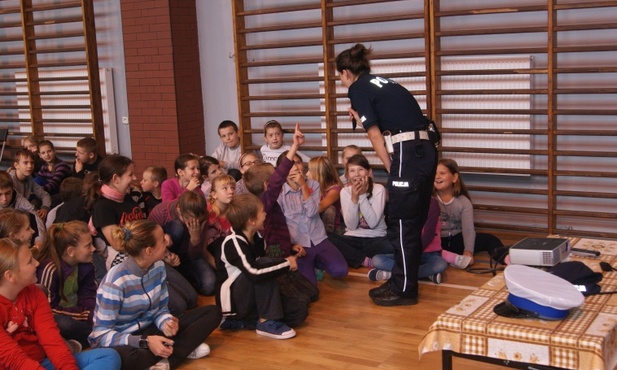 Dzieci miały mnóstwo pytań do policjantek