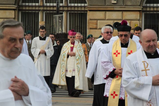 Procesja z relikwiami śś. Stanisława i Doroty