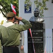 Pomnik prezydenta Ryszarda Kaczorowskiego stanął przy siedzibie sochaczewskiego Hufca ZHP