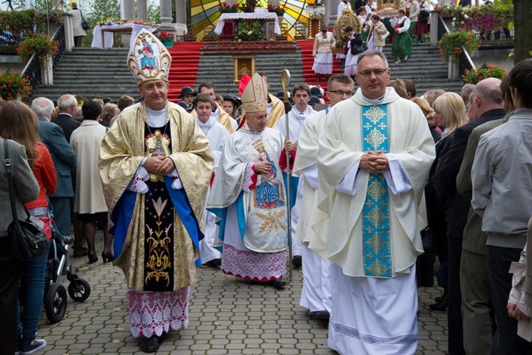 Prymas abp Józef Kowalczyk (w środku)