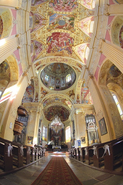 „Ostatnia wieczerza” w kościele w Nieświeżu sprawia wrażenie, że jest przedłużeniem  kościoła