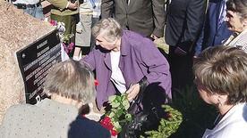 Rodzone siostry Zygfryda Kulińskiego „Albina” przy pomniku w Gałkach Starych, w parafii Mała Wieś, w miejscu schwytania ich brata przez UB 
