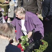 Rodzone siostry Zygfryda Kulińskiego „Albina” przy pomniku w Gałkach Starych, w parafii Mała Wieś, w miejscu schwytania ich brata przez UB 