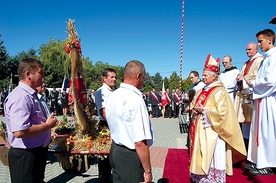  Biskup Henryk Tomasik święcił przyniesione do ołtarza wieńce 