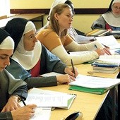 KUL przyciąga na studia i świeckich, i wiele osób konsekrowanych