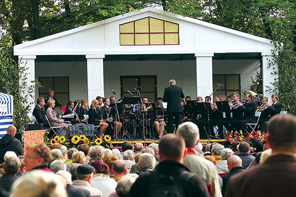 Scena w parku w Białej od lat gości artystów związanych z Kresami