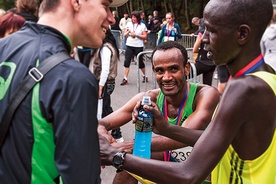  Zwycięzca tegorocznej edycji Bytomskiego Półmaratonu (w środku) po ukończonym biegu