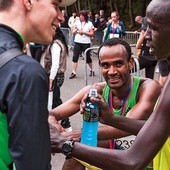  Zwycięzca tegorocznej edycji Bytomskiego Półmaratonu (w środku) po ukończonym biegu