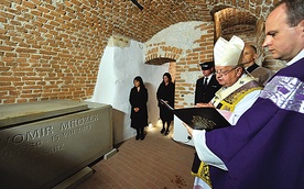  Uroczystościom pogrzebowym Sławomira Mrożka przewodniczył metropolita krakowski kard. Stanisław Dziwisz