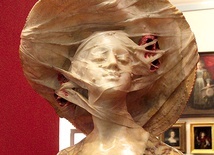 Zwiedzających zachwyca misterna rzeźba damy w kapeluszu z woalką