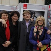 Od lewej: Agnieszka Napiórkowska, Barbara Jaworska (opiekun łowickiej edycji), Marcin Kowalik i Monika Augustyniak