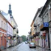 Ul. Rwańska łączy główny deptak Radomia (ul. Żeromskiego) z rynkiem miejskim