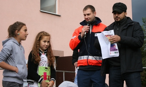 Okazało się, że uczestnicy konkursu o udzielaniu pierwszej pomocy i wiedzy medycznej wykazali się dużą wiedzą. Z prawej Mariusz Mędra