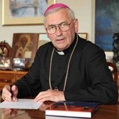 Bp Pieronek: Nie róbcie z Kościoła siedliska pedofilów