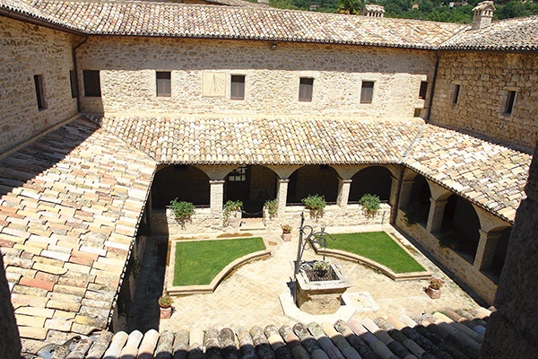 Wirydarz pierwszego klasztoru klarysek wybudowanego przy kościółku San Damiano. Tu św. Klara napisała regułę swojego zakonu  