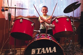  Skrzydeł można dodać na różne sposoby. 11-letni Darek z Suchej k. Zielonej Góry od darczyńcy dostał wymarzoną perkusję. Teraz swój talent rozwija w szkole muzycznej