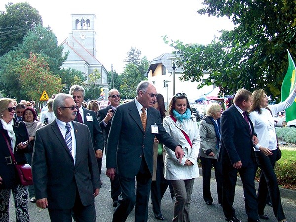  Przemarsz gości z Brazylii przez wieś