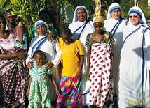 Misjonarki Miłości z Komorów z podopiecznymi. Siostra Katarzyna druga z prawej