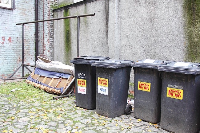 Wrzesień 2013 r. – tak wygląda segregacja śmieci w centrum Katowic. Stare kosze zyskały naklejki z kolorowymi napisami uczącymi, co i gdzie wrzucać