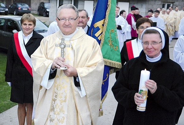  Relikwie św. Rafała Kalinowskiego, patrona parafii, do kościoła wniósł proboszcz, ks. Józef Pawlik