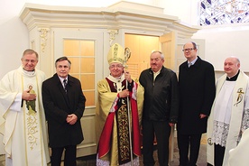 Abp Sławoj Leszek Głódź i Paweł Adamowicz, prezydent Gdańska, z władzami oblatów i twórcami  nowego konfesjonału