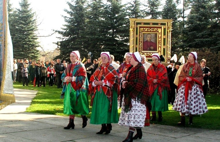 Procesja wokół kościoła w Wilamowicach - 23 października 2005 roku