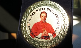 Św. Józef Bilczewski na medalu pamiątkowym.