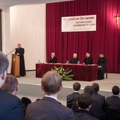 Rektor WSD w Łowiczu ks. dr Sławomir Wasilewski przemawia do zebranych w auli