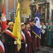 W diecezjalnej inauguracji roku akademickiego w katedrze wzięły udział delegacje i poczty sztandarowe uczelni wyższych północnego Mazowsza