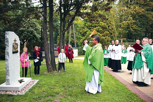  Poświęcenie nowych stacji drogi krzyżowej 