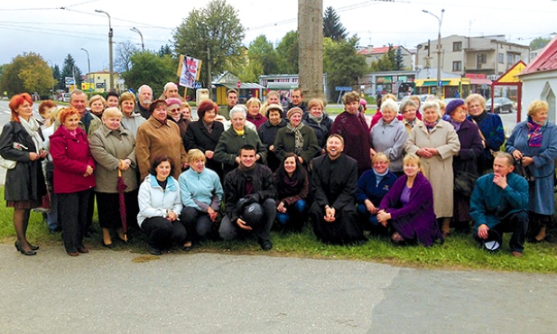  Grupa wiernych, która modliła się na skrzyżowaniu ulic Kunickiego z Głuską