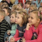 Dzieci z uwagą słuchaly książki o Janie Pawle II