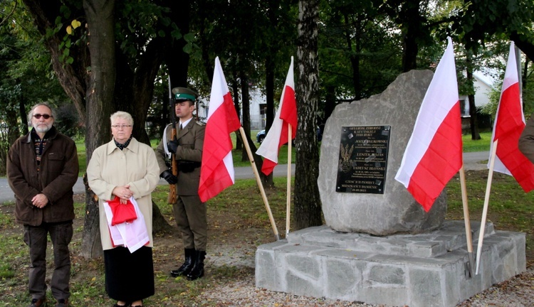 Pomnik ofiar zbrodni katyńskiej w Damienicach