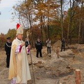 Biskup Andrzej F. Dziuba poświęcił plac pod budowę przedszkola i kościoła