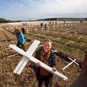 Członkowie organizacji pro life ustawiają przy autostradzie białe krzyże. Każdy symbolizuje jedno dziecko zabite przed narodzeniem w minionym roku 