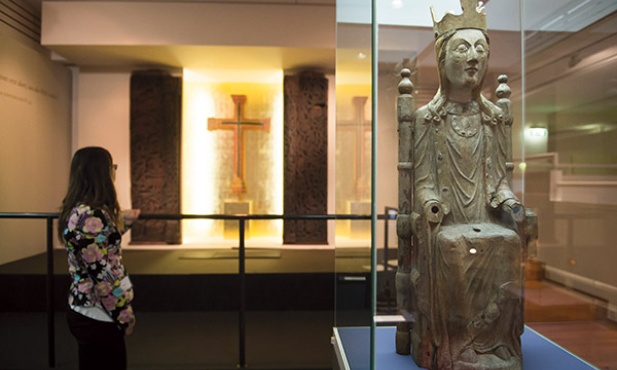 Madonna na tronie – jeden z eksponatów wystawy o chrystianizacji Europy w średniowieczu, którą można oglądać w Paderbornie
