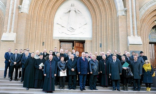 Remont kościoła to dzieło, w które zaangażowało się wiele osób i instytucji. Wszyscy stanęli do pamiątkowej fotografii po oficjalnym odbiorze prac