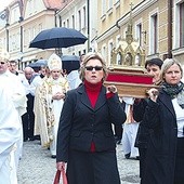 Mieszkańcy miasta ponieśli relikwie ulicami Sandomierza