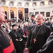 Kard. Gianfranco Ravasi z abp. Hoserem i kard. Nyczem przed spotkaniem na temat relacji między wiarą i społeczeństwem